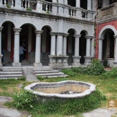聚奎居中庭內建置了一座海棠形水池。