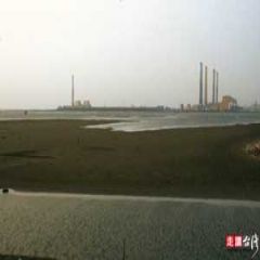 火力發電廠的煙囪，已成為出海口的地標。