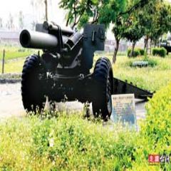 莿仔埤圳旁的「砲兵紀念公園」裝置多門二次大戰的大砲與2 輛大戰車，吸引遊客駐足觀賞。